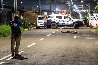 Corpo de Lucas Henrique caído no asfalto. (Foto: Juliano Almeida)