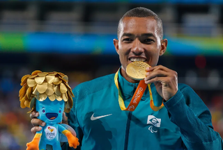 Ricardo Costa com a medalha de ouro e o mascote das Paralimpíadas do Rio de Janeiro (Foto: Reprodução/CPB)