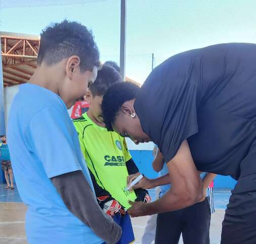 Atacante do Palmeiras, Lucas Henrique visita escola onde come&ccedil;ou a jogar