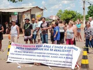 Protesto realizado por moradores do Jardim Talismã, no sábado (Foto: Direto das Ruas)