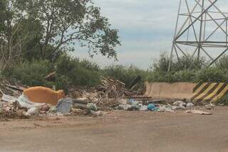 Descarte irregular de lixo a curta distância da BR-262. (Foto: Marcos Maluf)