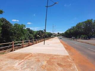 Conserto da passarela do Lago do Amor foi finalizado no último sábado, faltando somente a sinalização (Foto: Geniffer Valeriano)