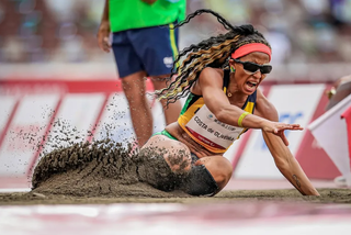 Atleta paralímpica Silvânia Costa saltando para a medalha de ouro em Tóquio (Foto:  Wander Roberto /CPB)