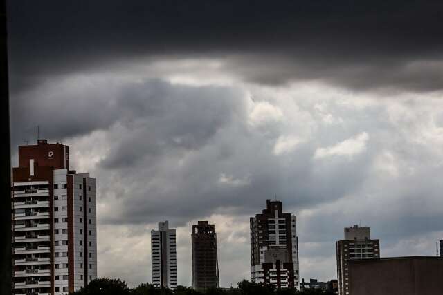 Tr&ecirc;s bairros continuam parcialmente sem energia ap&oacute;s chuva forte