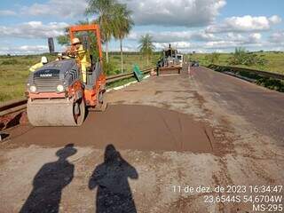 Reparos emergenciais sobre ponte foram concluídos nesta segunda-feira (11), à tarde e tráfego foi liberado no local (Foto: Agesul)