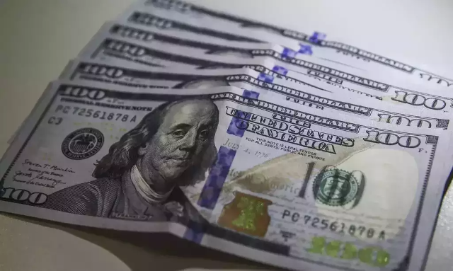 D&oacute;lar sobe 0,15% e encerra sess&atilde;o cotado a R$ 4,93