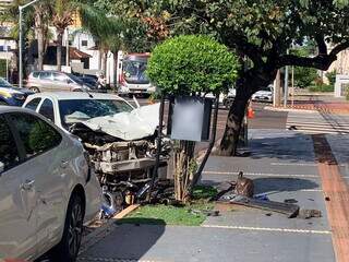 Acidente entre Etios e motocilcleta foi na esquina da Antônio Maria Coelho com a Bahia. (Foto: Natália Olliver)