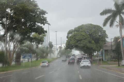 Forte chuva atinge a região central nesta terça-feira em Campo Grande