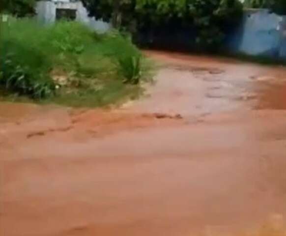 C&oacute;rrego Lageado transborda durante pancada de chuva e alaga ruas de bairro 