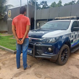 Suspeito no momento em que foi preso pela Polícia Militar em Nioaque (Foto: Jardim MS News)