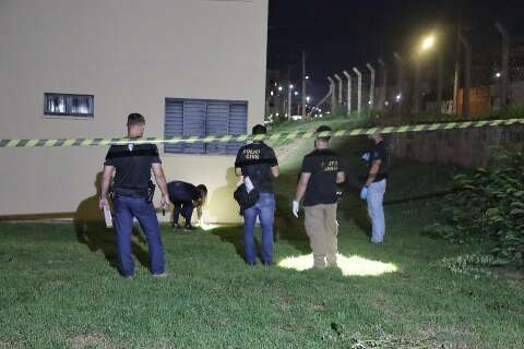 M&atilde;e de crian&ccedil;a que caiu de pr&eacute;dio &eacute; presa por deixar filhos sozinhos
