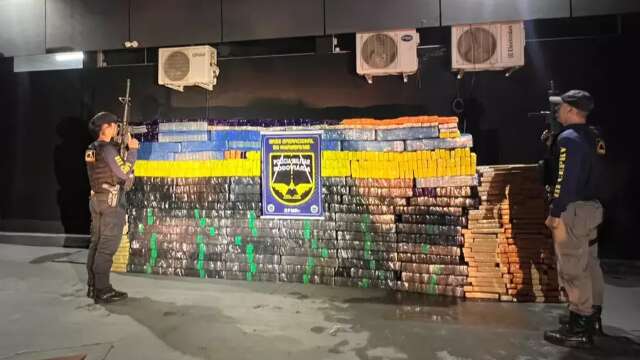 Dupla tenta fugir da pol&iacute;cia e entrega entreposto com 1 tonelada de maconha