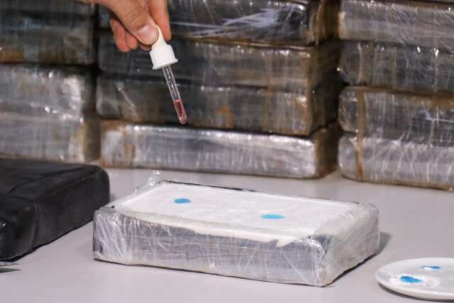 Coca&iacute;na avaliada em R$ 12 milh&otilde;es &eacute; apreendida em fundo falso de camionete