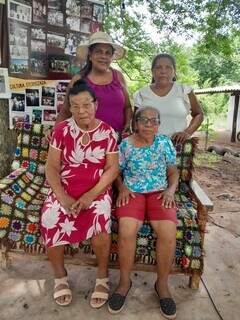Sentadas, irmãs Maria Benta e Nair vieram em 1952 da Bahia. (Foto: Arquivo pessoal)