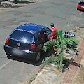 Em segundos, ladrão força porta de carro e leva bolsa na Vila Jacy