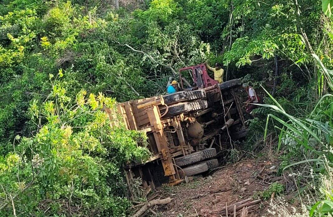 Motorista fica preso às ferragens ao cair com caminhão na Serra da Bodoquena