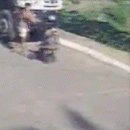  Motorista de caminh&atilde;o de lixo atropela m&atilde;e com beb&ecirc; no carrinho