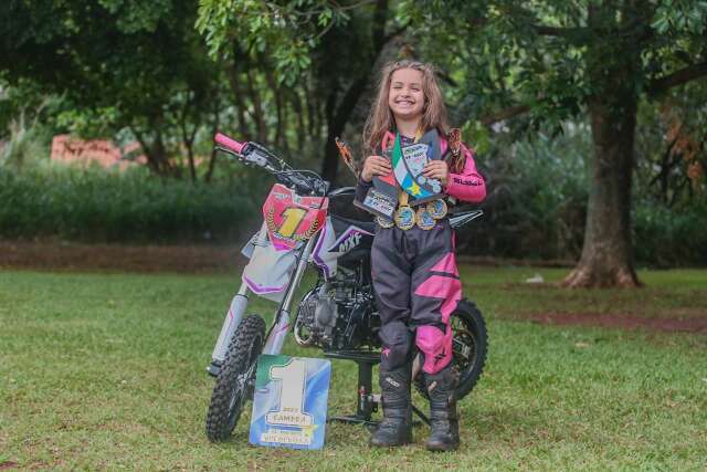 Habilidosa e prod&iacute;gio, Valentina &eacute; a primeira menina campe&atilde; no velocross 50cc 