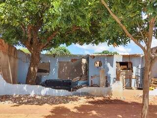 Casa abandonada no bairro Nossa Senhora das Graças (Foto: Marcos Maluf)