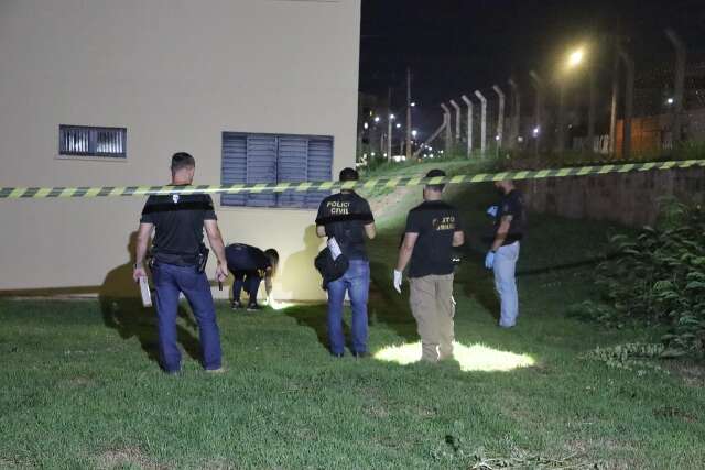 M&atilde;e de crian&ccedil;a que caiu de pr&eacute;dio &eacute; presa por deixar filhos sozinhos