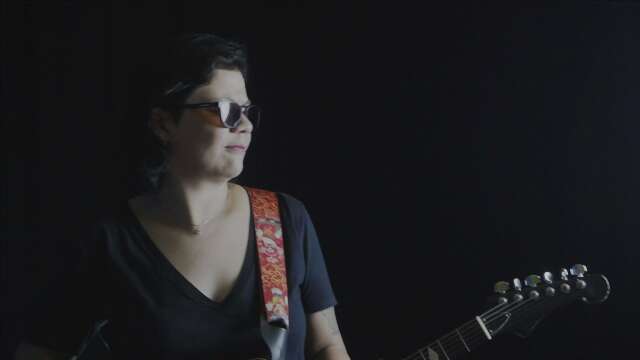 Em novo trabalho musical, Leca Harper mergulha no pop-rock com 'Espelho'