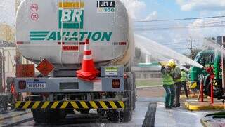 Funcionários do aeroporto participando da simulação (Foto: Alex Machado)