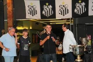 Nelson (com o microfone) ao lado do menino Cauã, jogador da equipe sub-13 (Foto: Juliano Almeida)