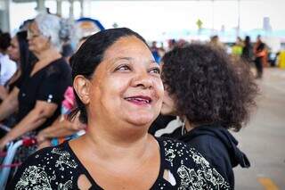 Silvana na fila da inaguração do Assaí, na manhã desta quarta-feira (Foto: Henrique Kawaminami)