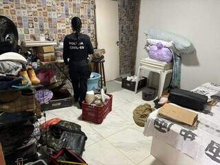 Agente da PF dentro na casa de um dos alvos da operação (Foto: Divulgação | Polícia Federal)