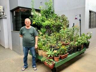 Pedro Moretti criou pequeno jardim em frente à janela de casa. (Foto: Jéssica Fernandes)
