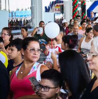 Campo-grandense prova que adora supermercado e madruga em fila para inauguração