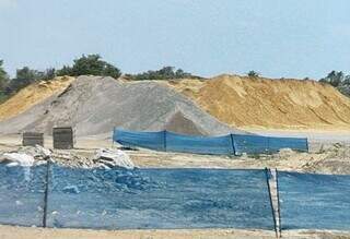Areia e cimento supostamente contrabandeados para obras da ponte da Rota Bioceânica em Porto Murtinho. (Foto: Direto das Ruas)