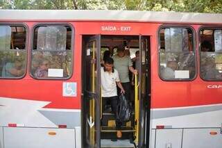 Passageiros desembarcam de ônibus na Capital (Foto: Arquivo)