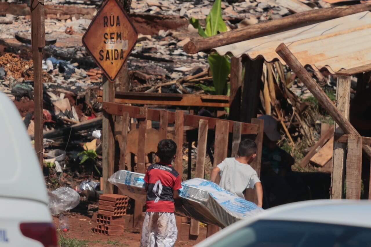 Famílias começam a desocupar favela do Mandela, mas vão para abrigo temporário