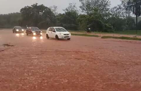Ruas desaparecem com enxurrada durante chuva na Capital