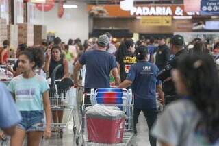 Movimentação de pessoas na parte de dentro do Assaí (Foto: Marcos Maluf)