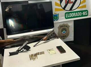 Armas, munições, celular e televisão apreendidos com o suspeito (Foto: Divulgação | PCMS)