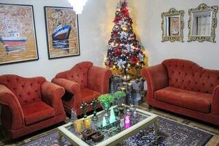 Sala de estar ganhou àrvore de Natal com enfeites nos tons vermelho e prata. (Foto: Juliano Almeida)
