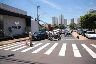 Agentes da Agetran interditando o trânsito até que a energia seja restabelecida (Foto: Paulo Francis) 