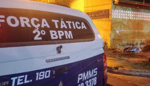 Homem é assassinado por atirador mascarado na calçada de casa 