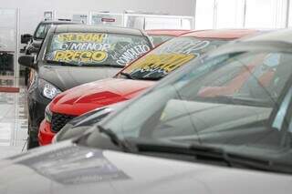 Estoque de carros à venda em concessionária de Campo Grande (Foto: Henrique Kawaminami/Arquivo)