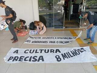 Classe artística de Campo Grande protesta contra falta de investimensto pelo 3º dia (Foto: Idaicy Solano)