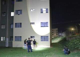 Peritos fazendo análise em frente ao prédio de onde bebê caiu. (Foto: Osmar Daniel)