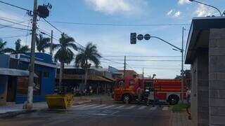 Viatura do Corpo de Bombeiros chega ao local para controlar incêndio (Foto: Reprodução/Redes Sociais)