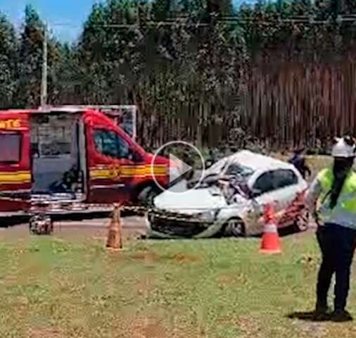 Passageira morre em colis&atilde;o envolvendo carro e carreta na BR-262 