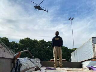 Helicóptero da Polícia Rodoviária Federal sobrevoa carga de maconha apreendida. (Foto: Reprodução/PRF)