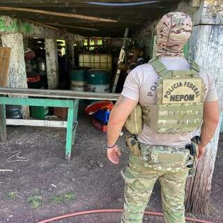 Local onde os policiais encontraram o combustível armazenado (Foto: Divulgação/PF)