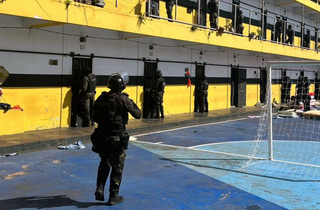 Movimentação de policiais, na PED, durante a operação realizada nesta quinta-feira no maior presídio do Estado (Foto: arquivo / Agepen) 