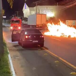 Caminh&atilde;o-ba&uacute; pega fogo e carga de papel&atilde;o fica destru&iacute;da na BR-262