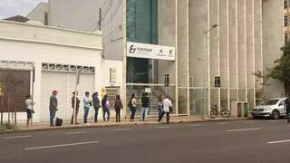 Candidatos formam filas na calçada da Funtrab, em Campo Grande. (Foto: Arquivo/Campo Grande News)